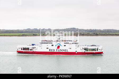 La Red Funnel Red Falcon si diparte Southampton. Red Funnel è una compagnia di traghetti operanti rotte tra l'Inghilterra e l'Isola di Wight. Foto Stock