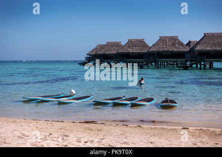 Over water bungalows all'Hilton Lagoon Resort e Spa, Papetoai, Moorea, Tahiti, Polinesia Francese Foto Stock