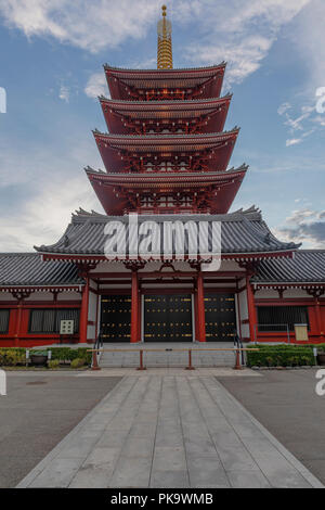 La storia di cinque in Goju-no-a Pagoda accanto al tempio principale hall presso il Tempio di Senso-ji di Tokyo Foto Stock