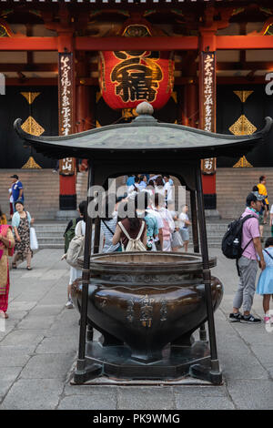 Il Jokoro incensiere davanti al tempio principale hall la sala Kannondo, all'Senjo-ji in Tokoyo, che è dedicato a Guanyin, il Go Foto Stock