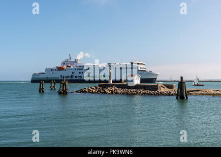 Rostock, Germania - 26 Maggio 2017: Il nuovo traghetto di Berlino German-Danish operatore di navi traghetto Scandlines AG è la vela nel porto di Rostock, Mecklenbur Foto Stock