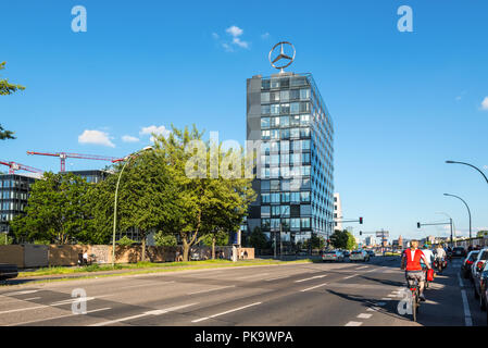 Berlino, Germania - 26 Maggio 2017: il simbolo della Mercedes Benz sul tetto dell'edificio per uffici della international engineering corporation Mercedes B Foto Stock