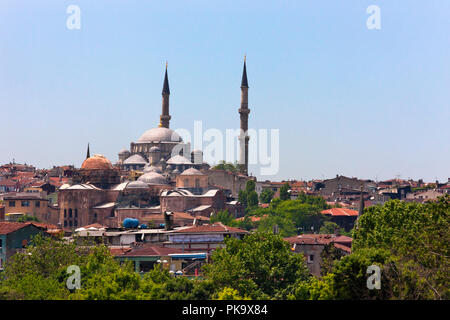 Yeni Cami (Nuova Moschea) e altri edifici lungo il lungomare, Golden Horn, Istanbul, Turchia Foto Stock