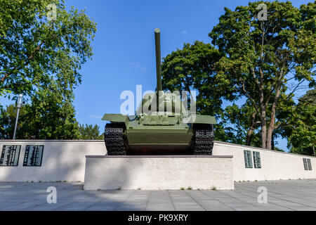 Serbatoio sovietica su un memoriale pubblico posto a Burg / Germania Foto Stock