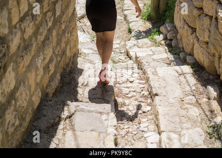 Woman in Red Shoes percorrendo a piedi le fasi Foto Stock