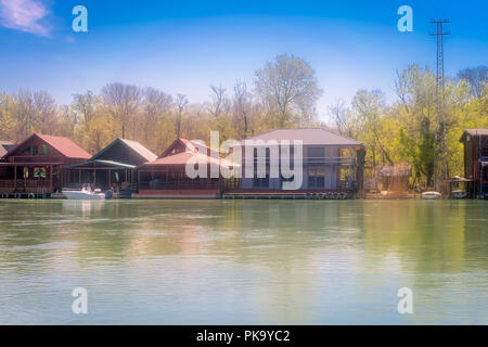 Piccole case in legno e i ristoranti sulla riva del fiume del Ada del fiume Bojana vicino a Ulcinj, Montenegro Foto Stock