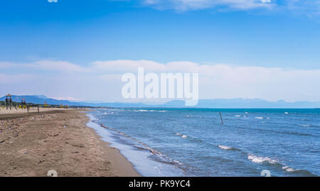 Ampia e lunga spiaggia sabbiosa chiamata Velika Plaza vicino a Ulcinj, Montenegro Foto Stock