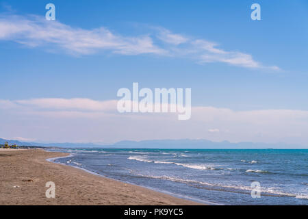 Ampia e lunga spiaggia sabbiosa chiamata Velika Plaza vicino a Ulcinj, Montenegro Foto Stock