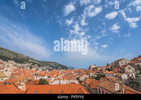 Vista delle vecchie case di Dubrovnik, come si vede dalla città vecchia cinta fortificata Foto Stock