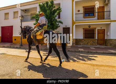 Fuente de Piedra/Spagna - 20/08/18 - un uomo che viaggia attraverso un villaggio andaluso Foto Stock