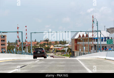 Ponte di sollevamento su una autostrada Gulf Blvd a John's Pass, Florida USA Foto Stock