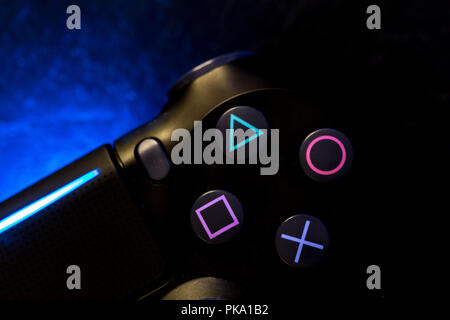 Londra - 04 settembre 2018: videogiochi PlayStation controller di gioco su sfondo scuro con luci Foto Stock