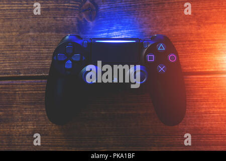 Londra - 04 settembre 2018: videogiochi PlayStation controller di gioco su sfondo scuro con luci Foto Stock