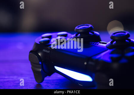 Londra - 04 settembre 2018: videogiochi PlayStation controller di gioco su sfondo scuro con luci Foto Stock