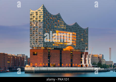 La Elbphilharmonie (Elbe Philharmonic Hall) è una sala da concerto nel quartiere HafenCity di Amburgo, Germania, sulla penisola del fiume Elba. È Foto Stock
