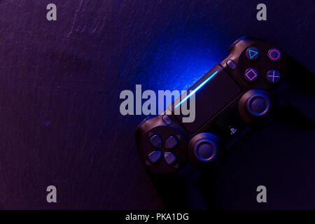Londra - 04 settembre 2018: videogiochi PlayStation controller di gioco su sfondo scuro con luci Foto Stock
