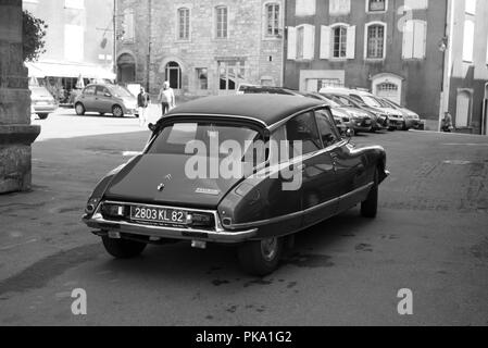 Un classico modello di ritardo Citröen DS23 Pallas nel villaggio di Caylus, Tarn et Garonne, Occitanie, Francia Foto Stock