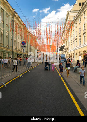 Mosca, Russia - SET 9. 2018. Bolshaya Dmitrovka street dopo il rinnovo decorato per il giorno della città Foto Stock