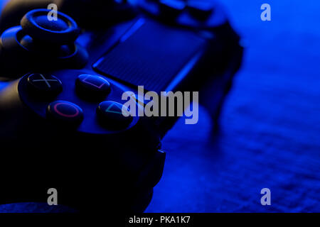 Londra - 04 settembre 2018: videogiochi PlayStation controller di gioco su sfondo scuro con luci Foto Stock