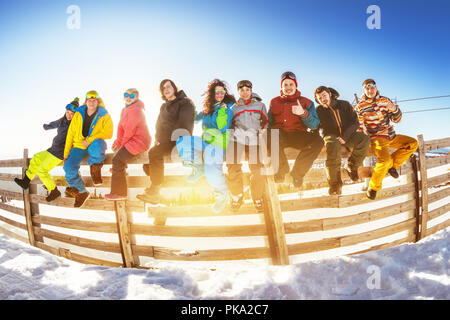 Gruppo di amici alla stazione sciistica. Vacanze invernali concetto con gruppo di sciatori e snowboarder Foto Stock