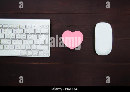Tastiera e mouse su legno scrivania da ufficio workspace Foto Stock