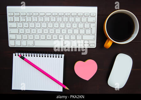 Tastiera e mouse su legno scrivania da ufficio workspace Foto Stock