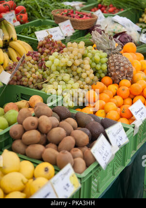 Le bancarelle del mercato di frutta e verdura Foto Stock