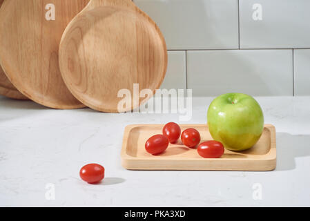 Utensili da cucina con verdura fresca e frutta sul tavolo. Cucina ancora in vita. Foto Stock