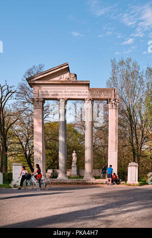 Italia, Roma, Aprile 8/ 2018, di Antonino e Faustina tempio di Villa Borghese Foto Stock