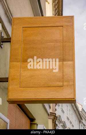 Legno vuota segnaletica esterna mockup sulla parete. Foto Stock
