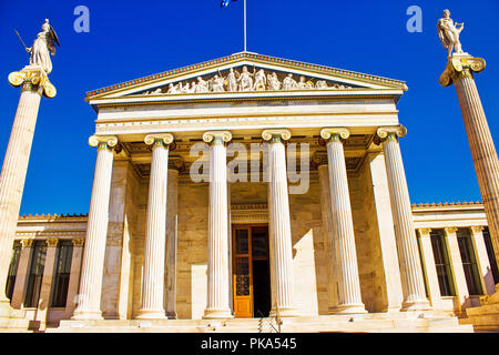 Accademia di Atene, Atene, Grecia. La statua della dea Atena sulla sinistra e la statua del dio Apollo sulla destra. Foto Stock