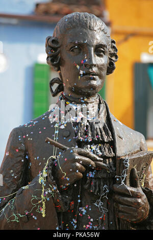 Statua di Baldassare Galuppi da Remigio Barbaro in Piazza Baldassarre Galuppi, Burano Venezia Italia, coperte di coriandoli Foto Stock