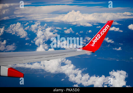 Boeing 737-800 vista di cabina di un Jet2 compagnia aerea bilancio aletta Foto Stock