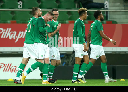 Repubblica di Irlanda Aiden O'Brien (seconda a sinistra) celebra il suo punteggio lato del primo obiettivo del gioco durante l'amichevole internazionale al Stadion Miejski, Wroclaw. Foto Stock