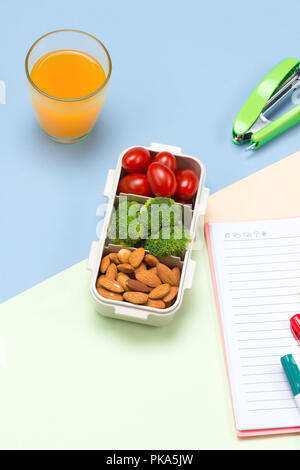 Scatola di pranzo per la scuola, di riso avvolti in alga con salsiccia, uova e Apple. Vista dall'alto. Foto Stock