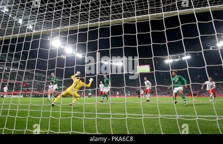 Repubblica di Irlanda Aiden O'Brien (sinistra) punteggi il suo lato del primo obiettivo del gioco durante l'amichevole internazionale al Stadion Miejski, Wroclaw. Foto Stock