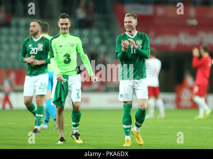 Repubblica di Irlanda Shaun Williams (sinistra) e Aiden O'Brien applaudire i tifosi dopo la amichevole internazionale al Stadion Miejski, Wroclaw. Foto Stock