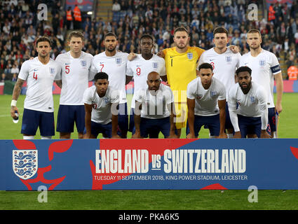 Back row, L-R, England's Kyle Walker, James Tarkowski, Ruben Loftus-cheek, Danny Welbeck, Jack Butland, Harry Maguire e Eric Dier. Prima fila, L-R, Marcus Rashford, Fabian Delph, Trent Alexander-Arnold e Danny Rose si schierano prima dell'International friendly al King Power Stadium di Leicester. PREMERE ASSOCIAZIONE foto. Data immagine: Martedì 11 settembre 2018. Vedi PA storia CALCIO Inghilterra. Il credito fotografico dovrebbe essere: Nick Potts/PA Wire. Foto Stock