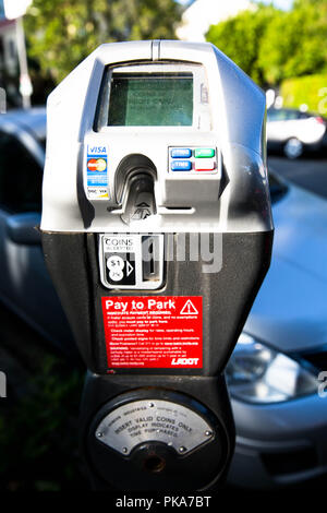 San Francisco, CA/ Stati Uniti d'America - 26 Luglio 2018: PARCHEGGIO dispositivo misuratore di macchina con il pagamento elettronico su strada a San Francisco Foto Stock