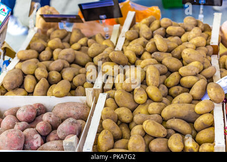 Patate in scatole in vendita Foto Stock