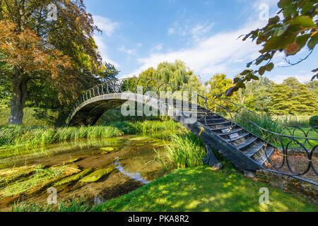 Ferro battuto lamiera ponte sopra il fiume Itchen, Avington Park, una villa palladiana country house, Avington, Winchester, Hampshire, Inghilterra del sud Foto Stock