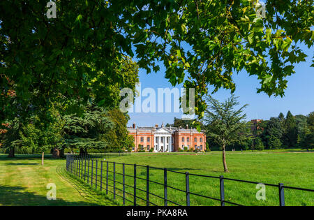 Parco Avington facciata e portico, una villa palladiana casa di campagna circondata da un parco e giardini Avington vicino a Winchester, Hampshire, Regno Unito Foto Stock