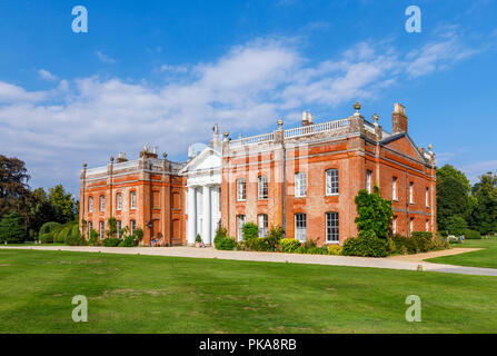 Parco Avington facciata e portico, una villa palladiana casa di campagna circondata da un parco e giardini Avington vicino a Winchester, Hampshire, Regno Unito Foto Stock