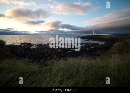 Faro di Turnberry in Scozia, lungo la spiaggia con erba alta in Scozia lungo la costa Foto Stock