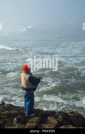 Surf, pesca Yachats parco statale, Oregon Foto Stock