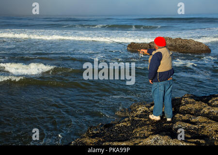 Surf, pesca Yachats parco statale, Oregon Foto Stock