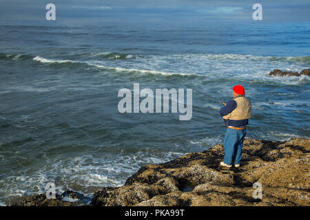 Surf, pesca Yachats parco statale, Oregon Foto Stock