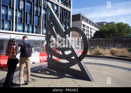 Il Sundial scultura sul tetto di Tower Hill underground Foto Stock