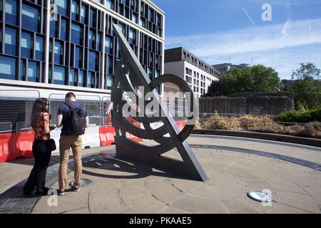 Il Sundial scultura sul tetto di Tower Hill underground Foto Stock