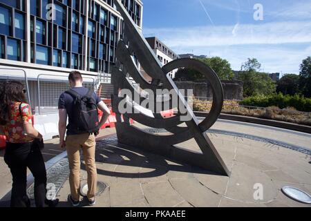 Il Sundial scultura sul tetto di Tower Hill underground Foto Stock